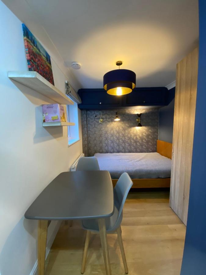 Stylish 1-Bed Studio Лондон Екстериор снимка