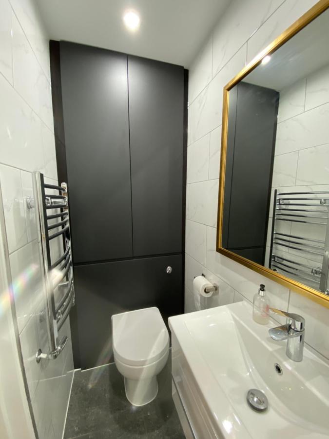 Stylish 1-Bed Studio Лондон Екстериор снимка