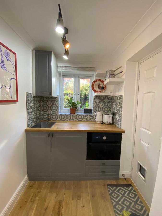 Stylish 1-Bed Studio Лондон Екстериор снимка