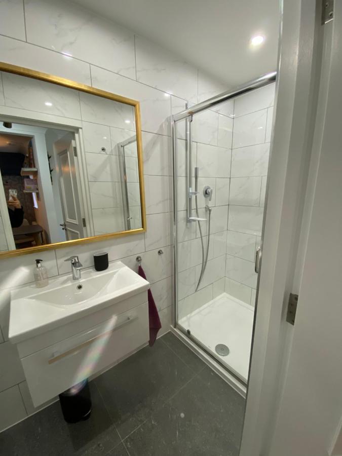 Stylish 1-Bed Studio Лондон Екстериор снимка